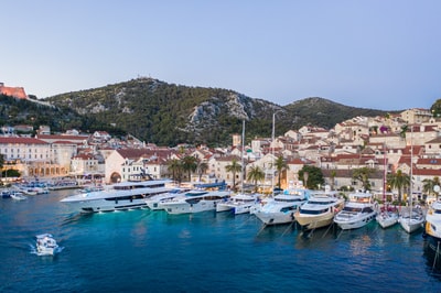 The day near the city buildings of white and blue ships on the sea
